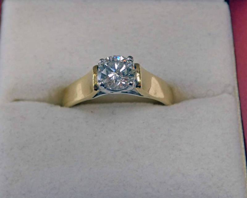 18K YELLOW GOLD DIAMOND SINGLE STONE RING, THE BRILLIANT CUT DIAMOND APPROX. 0.