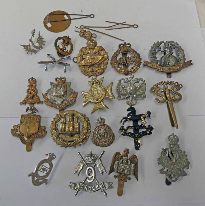 20 CAP BADGES TO INCLUDE SAS COMMANDO, 2ND VOLUNTEER BATTALION NORFOLK REGT., TANK CORPS.