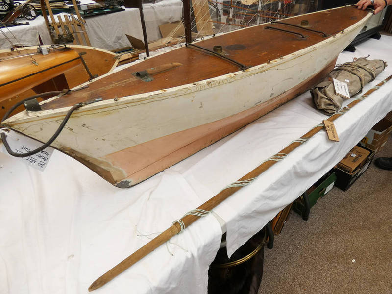 EARLY 20TH CENTURY POND YACHT, GREY HOUND, WITH SAILS AND MASTS ALONG WITH ITS WOODEN TRAVEL CASE,