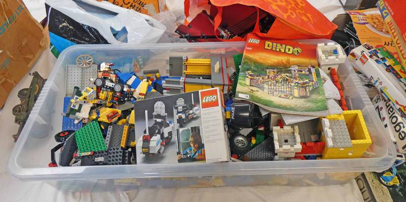 SELECTION OF LOOSE LEGO TOGETHER WITH SOME VINTAGE EMPTY BOXES