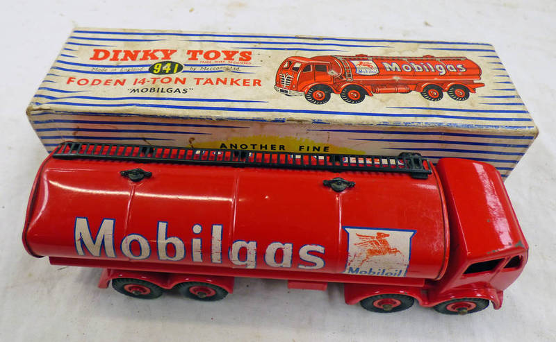 DINKY TOYS 941 - FODEN MOBILGAS' 14 TON TANKER.