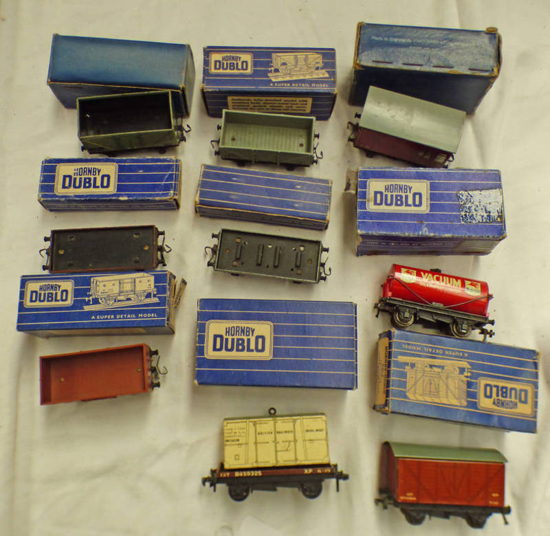 VARIOUS HORNBY DUBLO 00 GAUGE ROLLING STOCK INCLUDING 12 TON VENTILATED VAN, STEEL TYPE GOODS WAGON,