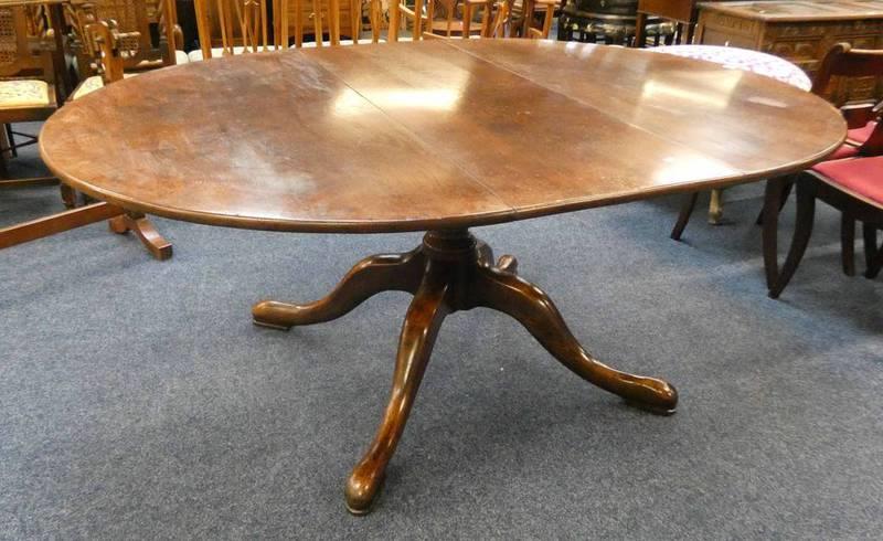 19TH CENTURY OAK CIRCULAR PEDESTAL BREAKFAST TABLE WITH EXTRA LEAF AND 4 SPREADING SUPPORTS.