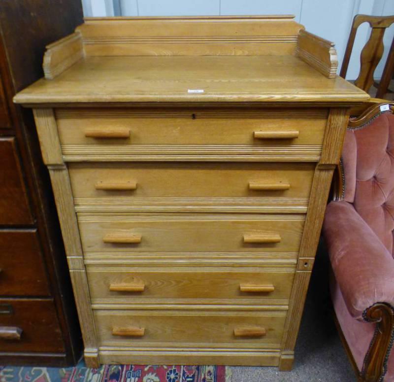 EARLY 20TH CENTURY ASH CHEST OF 5 DRAWERS WITH GALLERY TOP,