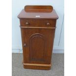 19TH CENTURY MAHOGANY BEDSIDE CABINET WITH DRAWER OVER PANEL DOOR ON PLINTH BASE,