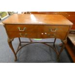 20TH CENTURY MAHOGANY SIDE TABLE WITH 2 DRAWERS & SHAPED SUPPORTS,