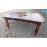 Lot withdrawn 19TH CENTURY OAK WIND-OUT DINING TABLE WITH 2 EXTRA LEAVES ON TURNED SUPPORTS,