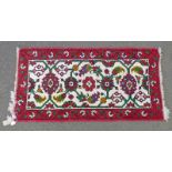EASTERN RUG WITH WHITE AND RED DECORATION 151 X 77.