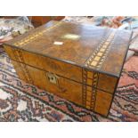 19TH CENTURY WALNUT JEWELLERY BOX WITH PARQUETRY INLAY & FITTED INTERIOR, 27.5CM WIDE X 12.
