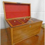 19TH CENTURY MAHOGANY BOXWOOD TEA CADDY WITH BOXWOOD CROSS BANDING