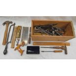 SELECTION OF VINTAGE TOOLS TO INCLUDE DRILLS, SAWS, DRILL BITS,