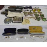 SELECTION OF VINTAGE GLASSES TO INCLUDE VARIOUS EXAMPLES,