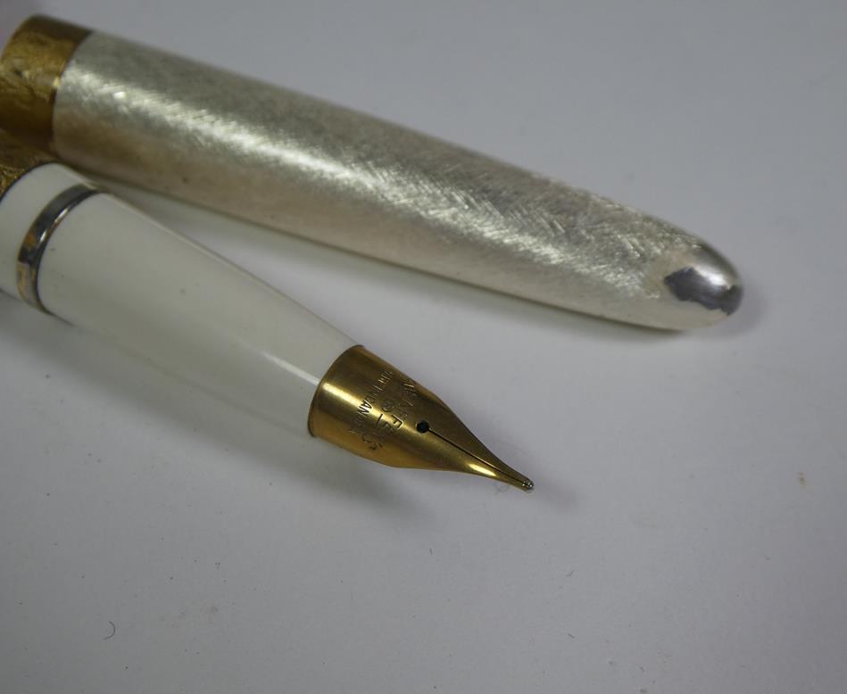A Sheaffer fountain pen with nib stamped 14K, the case stamped Made In Australia, a Sheaffer - Image 3 of 6