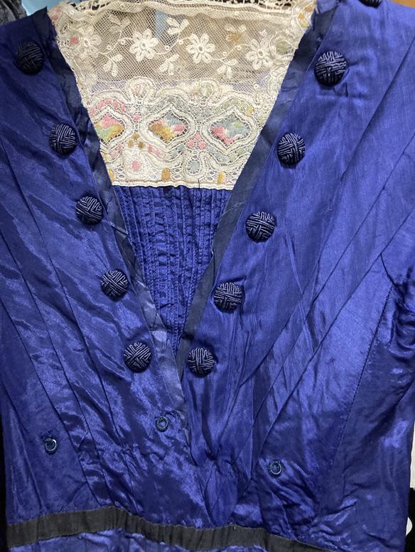 19th Century Ladies' Two Piece Costume, comprising a blue silk bodice with woven buttons to the - Image 4 of 12