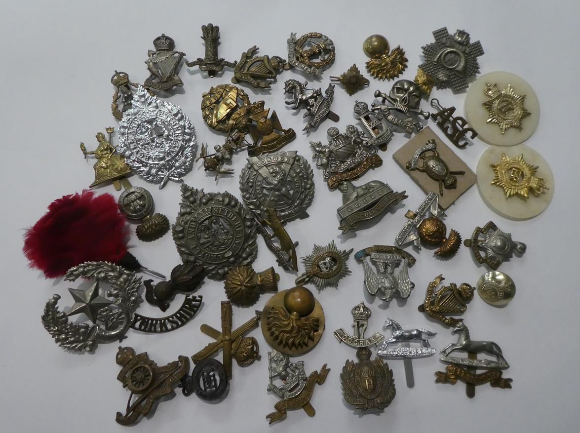 A tray of assorted military cap badges etc including King's own Scottish Borderers, Argyl & - Image 2 of 6