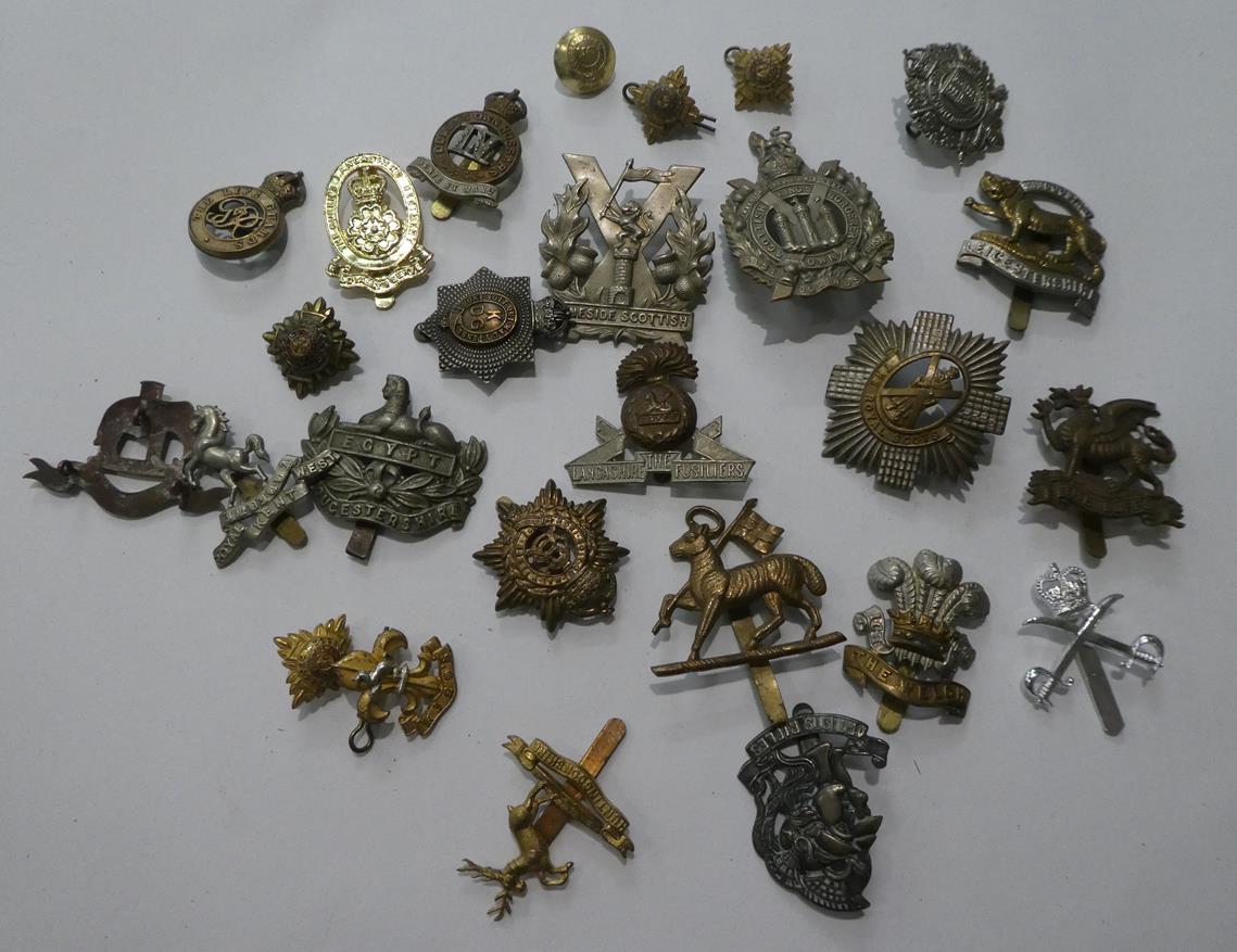 A tray of assorted military cap badges etc including King's own Scottish Borderers, Argyl & - Image 4 of 6