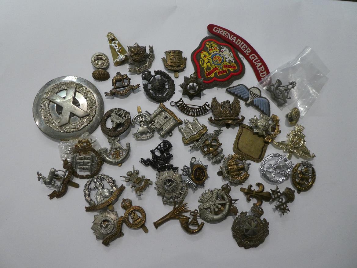 A tray of assorted military cap badges etc including King's own Scottish Borderers, Argyl & - Image 3 of 6