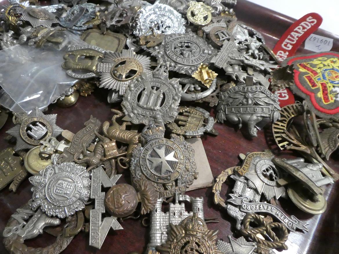 A tray of assorted military cap badges etc including King's own Scottish Borderers, Argyl & - Image 5 of 6