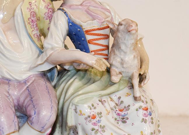 A tray of Continental porcelain figures including a Meissen style figure of a seated shepherd and - Image 28 of 32