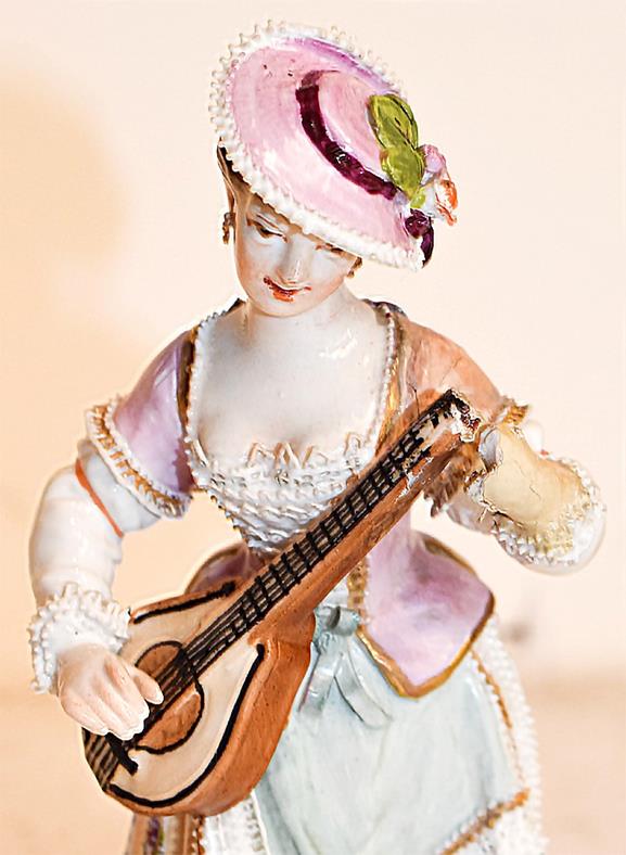 A tray of Continental porcelain figures including a Meissen style figure of a seated shepherd and - Image 13 of 32