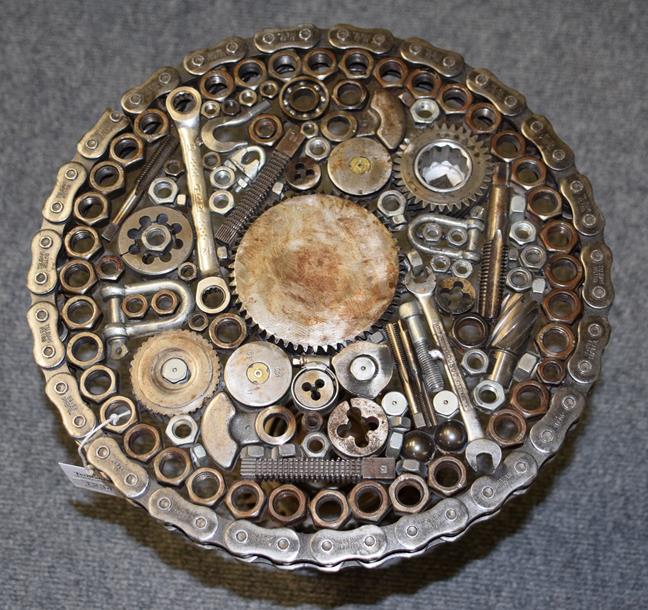 A Steampunk Industrial metal table, constructed using various industrial sprockets, gears, spanners, - Bild 2 aus 2