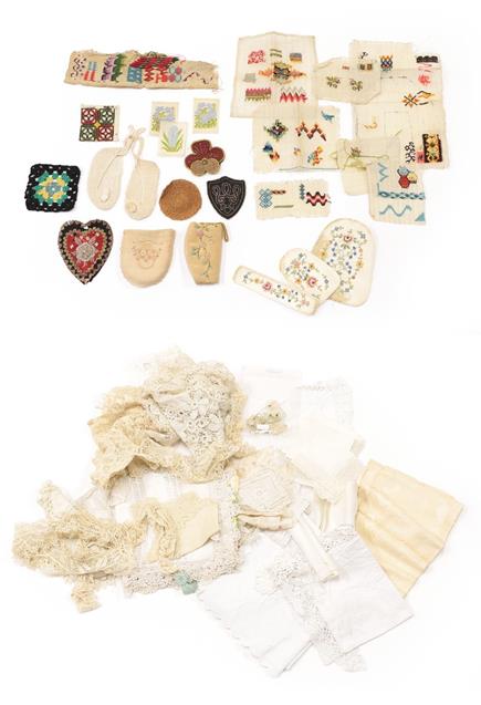 Assorted Early 20th Century Lace, including a Honiton collar and a pair of shaped cuffs, a large