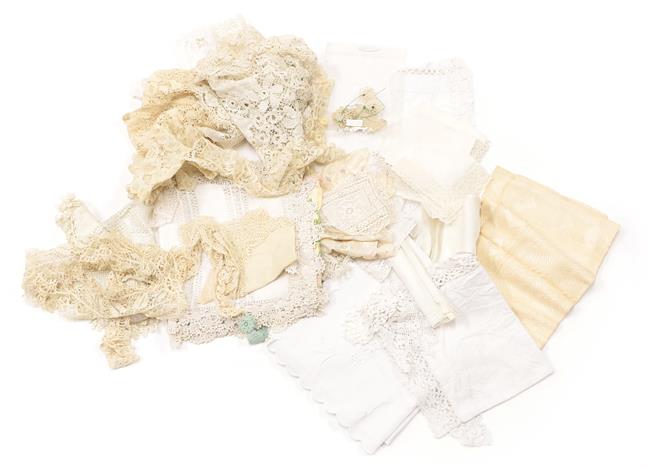 Assorted Early 20th Century Lace, including a Honiton collar and a pair of shaped cuffs, a large - Image 5 of 11