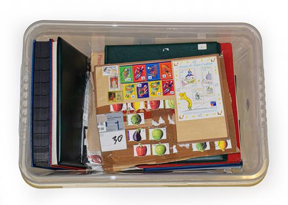 Storage Box containing albums, packets, stockleaves incl. a clean unmounted mint collection of