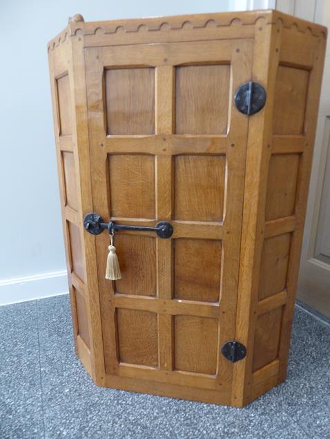 Workshop of Robert Mouseman Thompson (Kilburn): An English Oak Hanging Corner Cupboard, with - Image 4 of 8