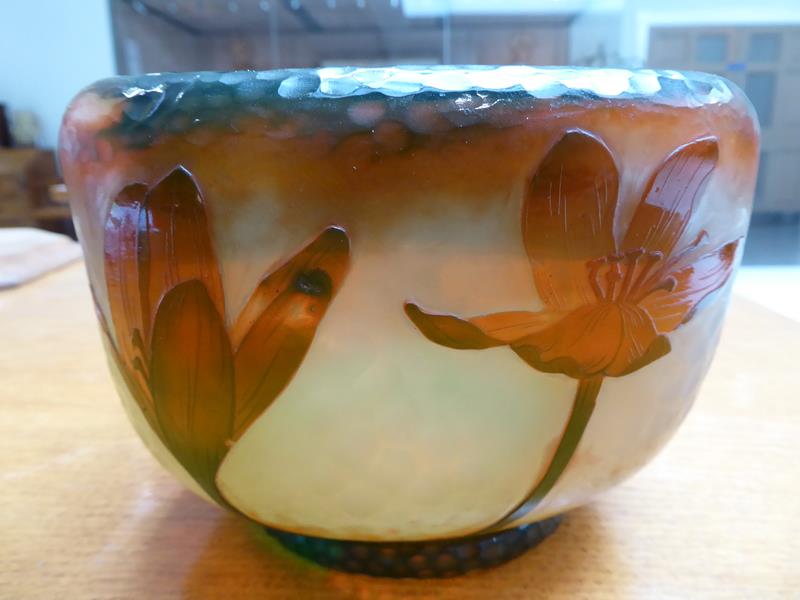 A Daum Nancy Cameo Glass Vase, circa 1900, folded over rim, cut with crocus in amber on a martelé - Image 7 of 12