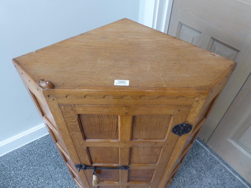 Workshop of Robert Mouseman Thompson (Kilburn): An English Oak Hanging Corner Cupboard, with - Image 3 of 8