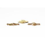 A 9 carat gold bar brooch, depicting a swallow in flight centrally, length 4.7cm (a.f.); and two