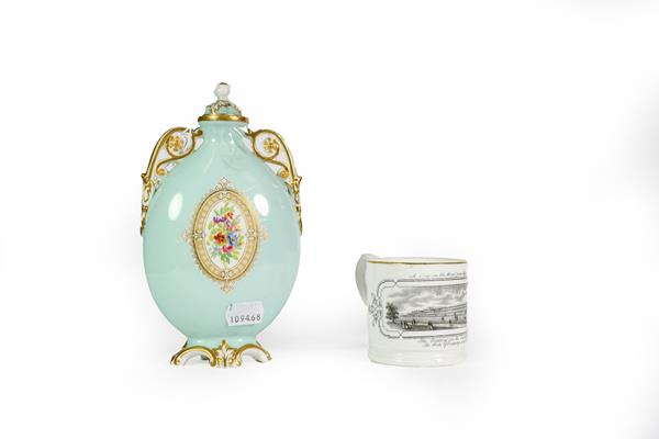 A Graingers Worcester Porcelain Flask, compressed oval and with gilt-heightened handles, the pale - Image 3 of 3