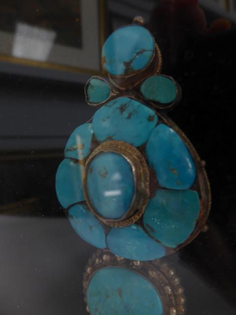 A pair of cased Indo-Persian white metal mounted turquoise three-piece sectional ornamental earrings - Image 8 of 9