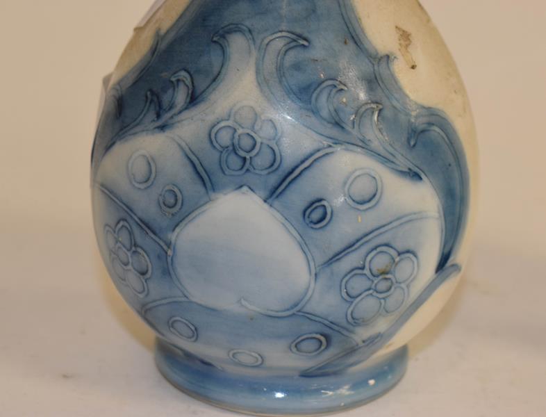 A Moorcroft Burslem pottery vase, 17cm (a.f.) together with a Kosta glass vase, Sweden, 15cm (2) - Image 3 of 10