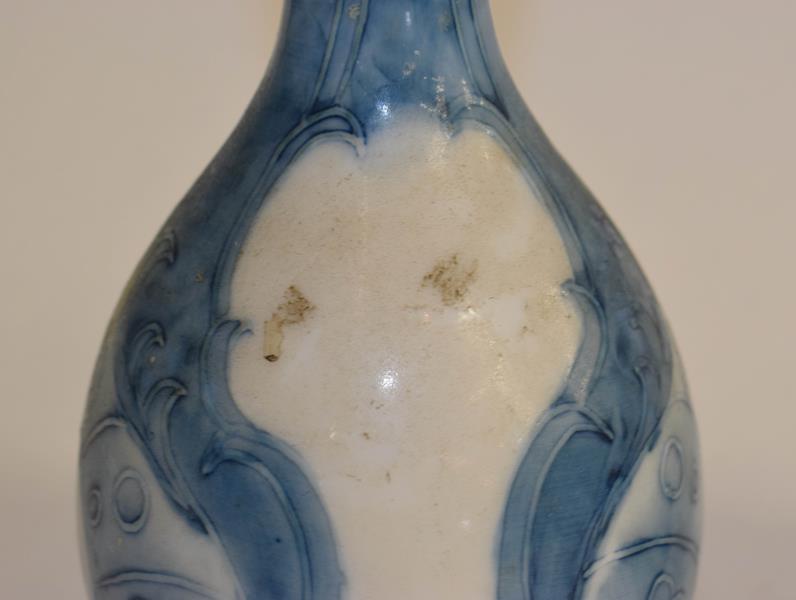 A Moorcroft Burslem pottery vase, 17cm (a.f.) together with a Kosta glass vase, Sweden, 15cm (2) - Image 4 of 10