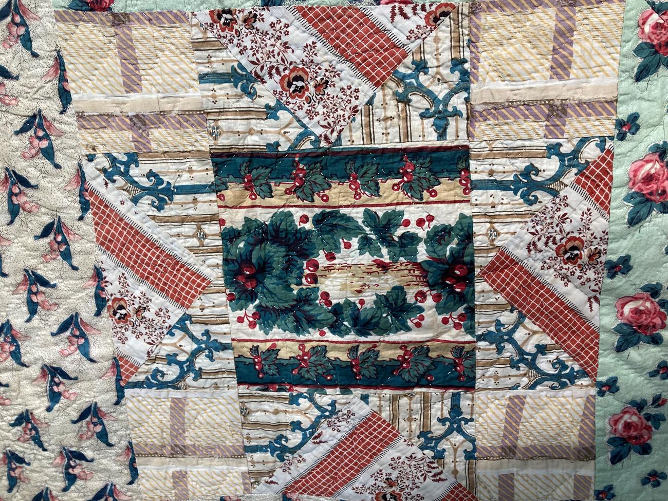 Mid 19th Century Patchwork Quilt, with a central patched square, alternating frames of solid - Image 5 of 10