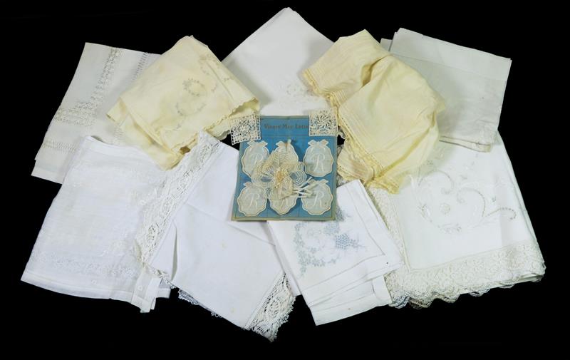 Assorted Early 20th Century Lace and Costume Accessories, comprising a lace collar with scalloped - Image 3 of 3