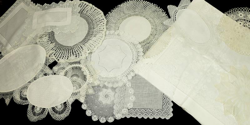 Assorted White Linen, comprising damask table linen, some with crochet edged trims, linen hand - Image 2 of 3