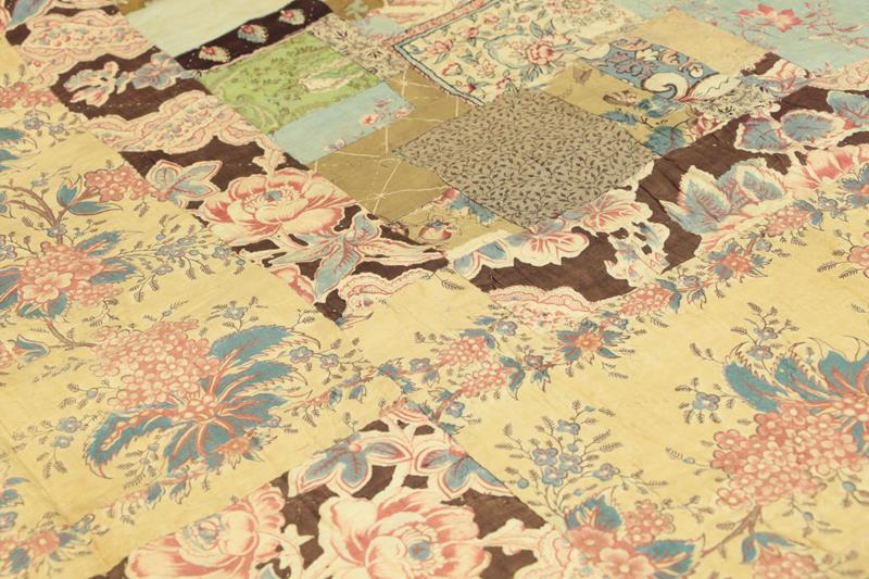 Mid 19th Century Patchwork Quilt, with a central patched square, alternating frames of solid - Image 2 of 10