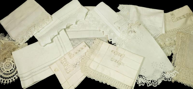 Assorted White Linen, comprising damask table linen, some with crochet edged trims, linen hand - Image 3 of 3