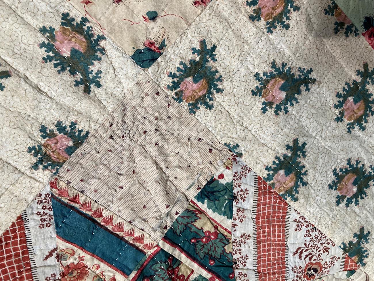 Mid 19th Century Patchwork Quilt, with a central patched square, alternating frames of solid - Image 8 of 10