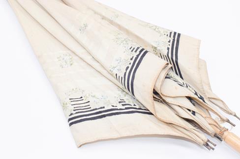 Five assorted Edwardian parasols with silk and cotton printed mounts, together with a brown silk - Image 6 of 25