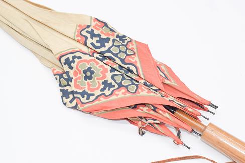 Five assorted Edwardian parasols with silk and cotton printed mounts, together with a brown silk - Image 23 of 25