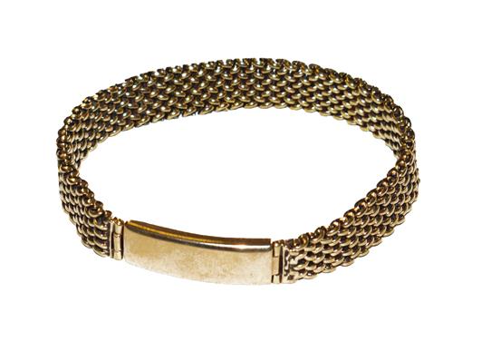 A 9 carat gold mesh link bracelet, length 18.5cm. Gross weight 27.6 grams