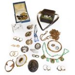 A quantity of jewellery including a 22 carat gold turquoise and split pearl ring (a.f.), an 18 carat