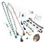 A turquoise and blue glass necklace, bracelet and a pair of drop earrings (a.f.), a lapis lazuli