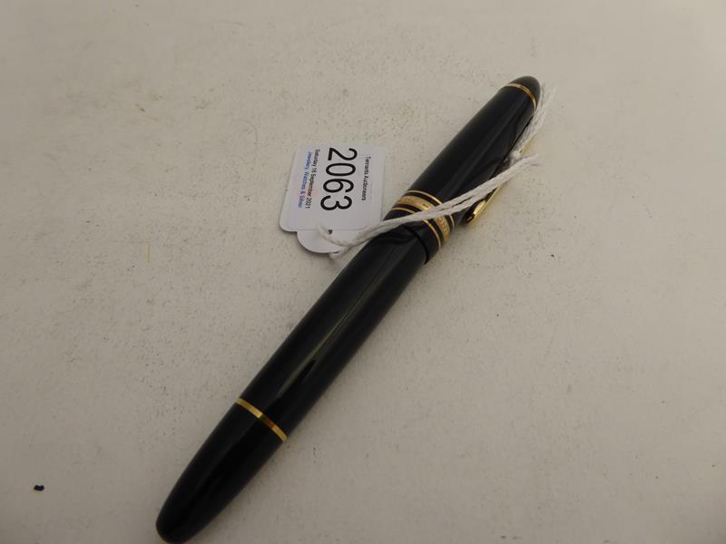 A Montblank Meisterstuck No 146 Fountain Pen, Numbered IH1067300, the black resin barrel with gilt - Image 4 of 8
