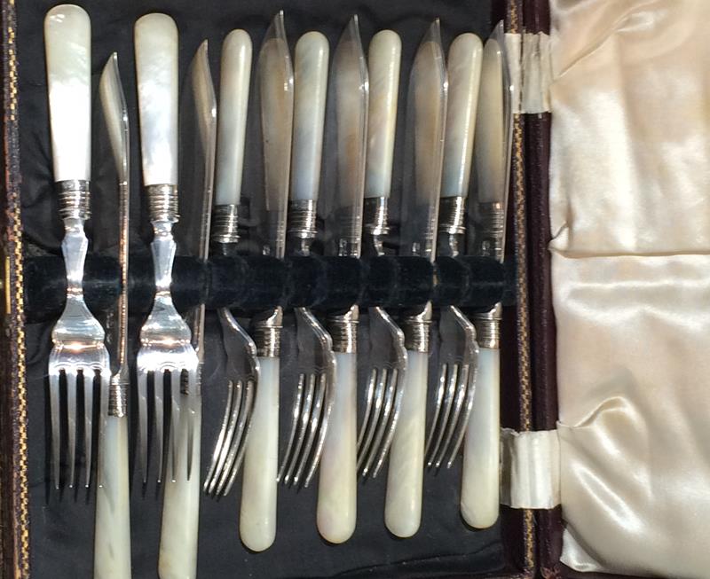 A Cased Set of Victorian Silver-Mounted Ivory Fish knives and forks, by Mappin and Webb, each with - Image 9 of 21