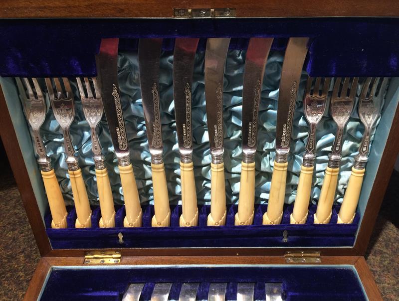 A Cased Set of Victorian Silver-Mounted Ivory Fish knives and forks, by Mappin and Webb, each with - Image 4 of 21